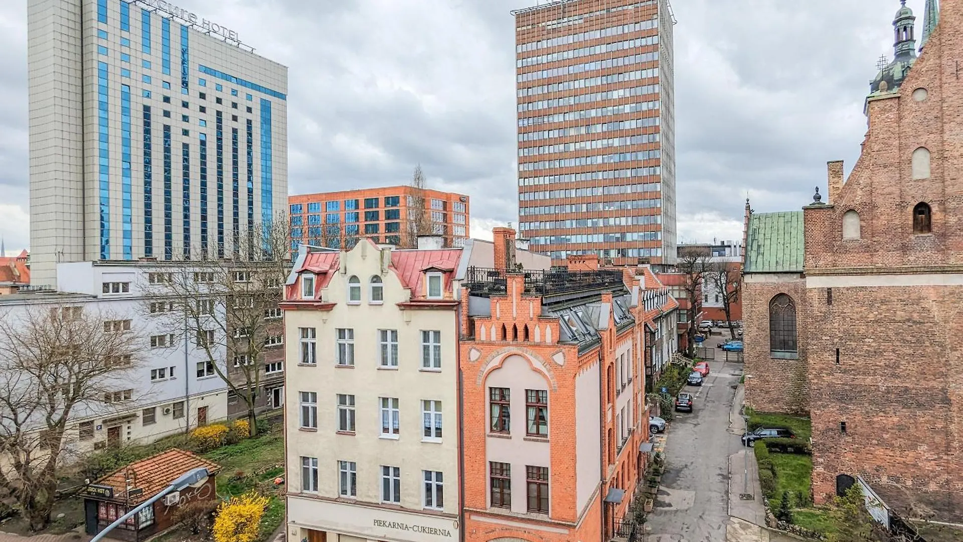 Apartment In Gdansk Center With Two Desks, Balcony And Separate Kitchen By Noclegi Renters